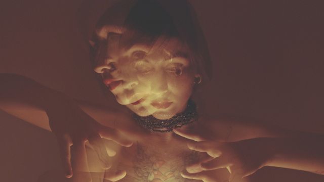 ragazza sensitiva tatuata